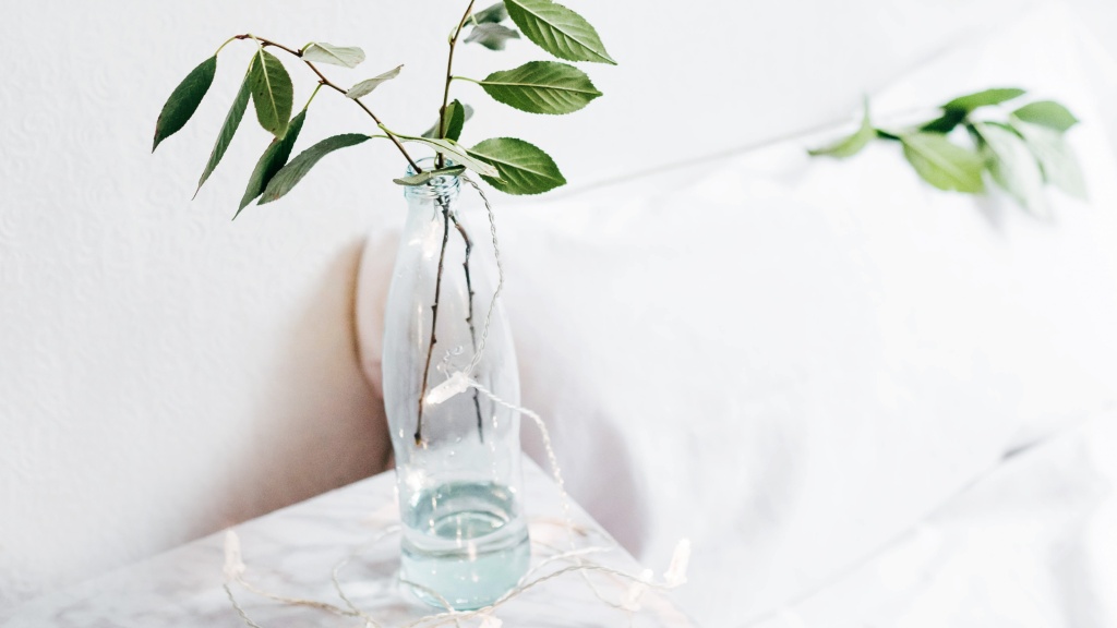 Decora tu hogar con botellas de cristal como una opción sustentable