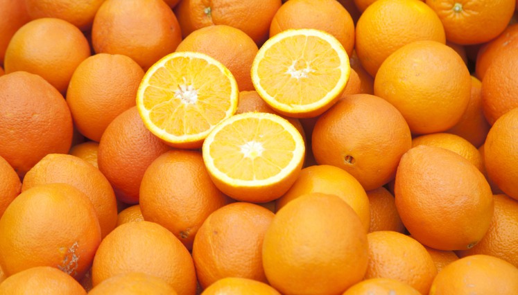 Come naranja para reducir la opacidad en tu cabello